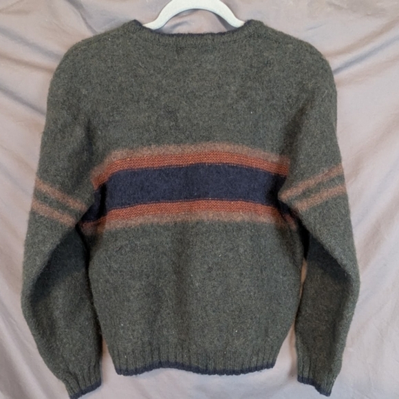 Eddie Bauer medium 83% wool men's V-Neck sweater in olive green, navy, rust - Picture 2 of 10
